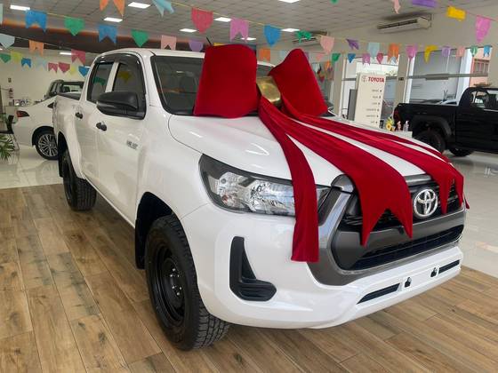 TOYOTA HILUX 2.8 D-4D TURBO DIESEL CD POWER PACK 4X4 MANUAL